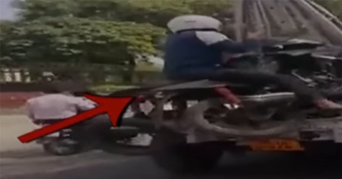 Gli rimuovono la moto per divieto di sosta, ma lui non ci sta!