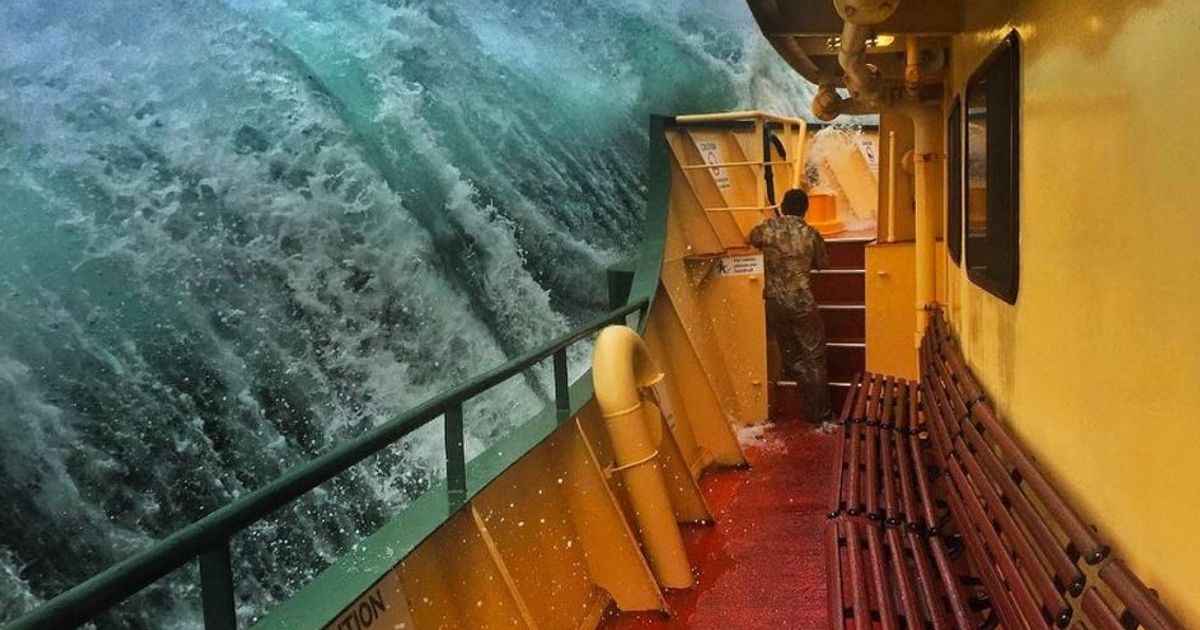 La foto perfetta dell’onda contro il traghetto diventa virale nel web