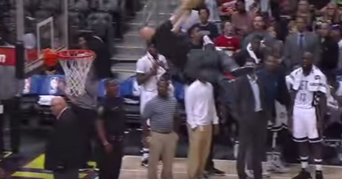 Schiacciata spettacolare di un fan degli Atlanta Hawks
