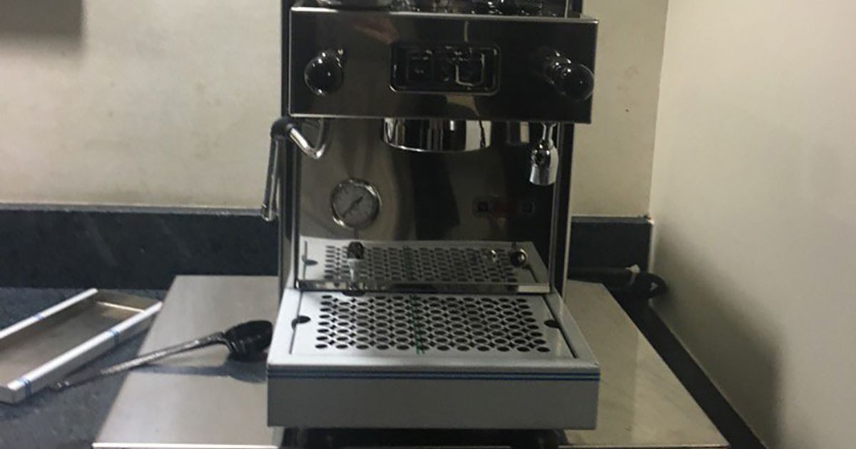Tom Hanks regala macchina per il caffè ai giornalisti della Casa Bianca