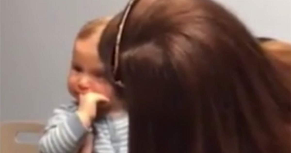 Ascolta per la prima volta la voce della mamma: così è cambiata la sua vita