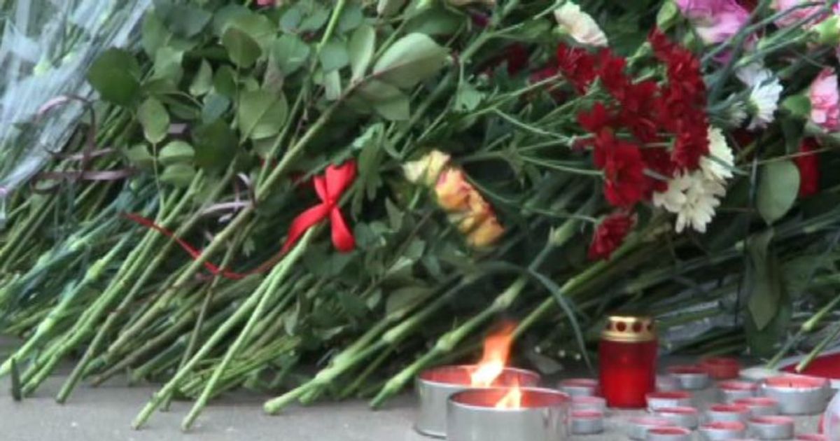 Fiori e candele per le vittime dell’attacco a San Pietroburgo
