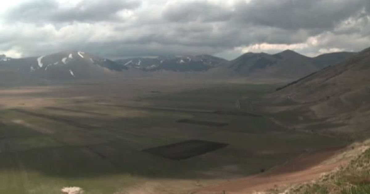 I trattori tornano a Castelluccio per la semina della lenticchia