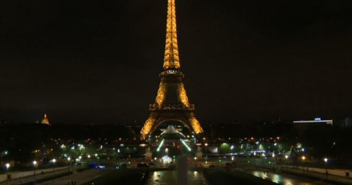 La Tour Eiffel si spegne per le vittime di San Pietroburgo