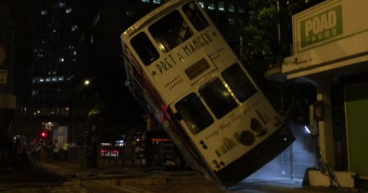 Si rovescia un tram a due piani ad Hong Kong, 14 feriti