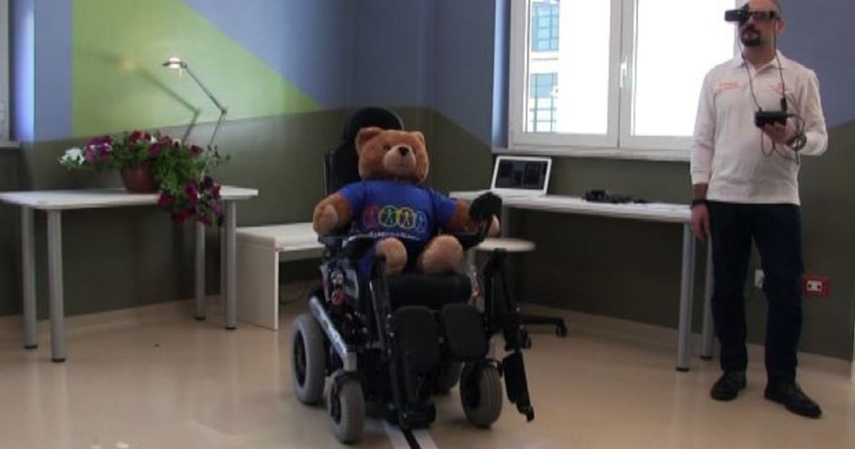 La carrozzina si muove con gli occhi grazie alla realtà aumentata