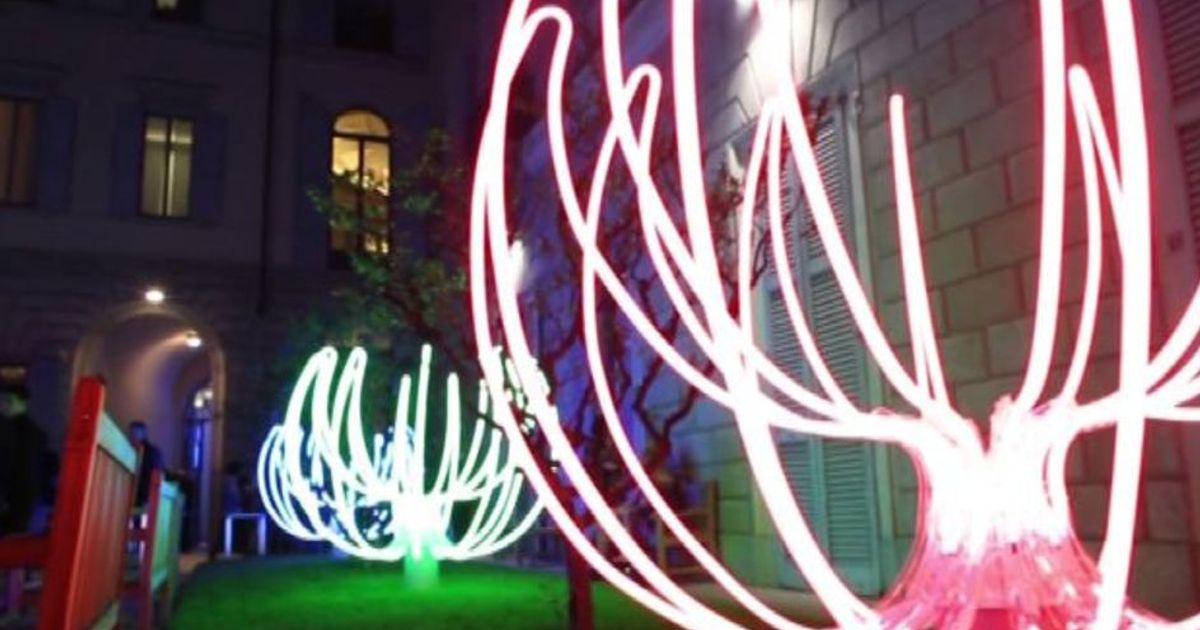“Poesie di neon”: opera di luce e forme al Fuorisalone di Milano