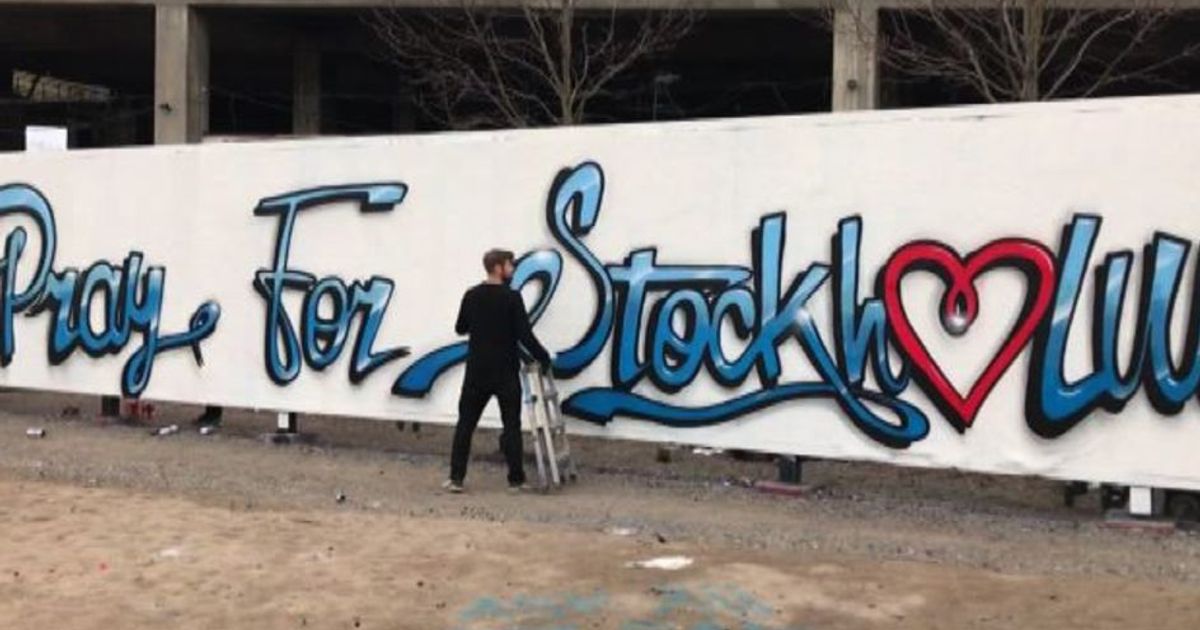 Attentato a Stoccolma, l’omaggio alle vittime dei graffitari