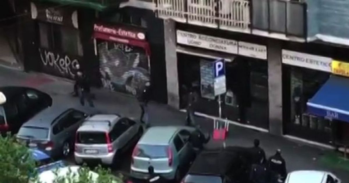 Milano, uomo armato di coltelli semina il panico: agenti sparano