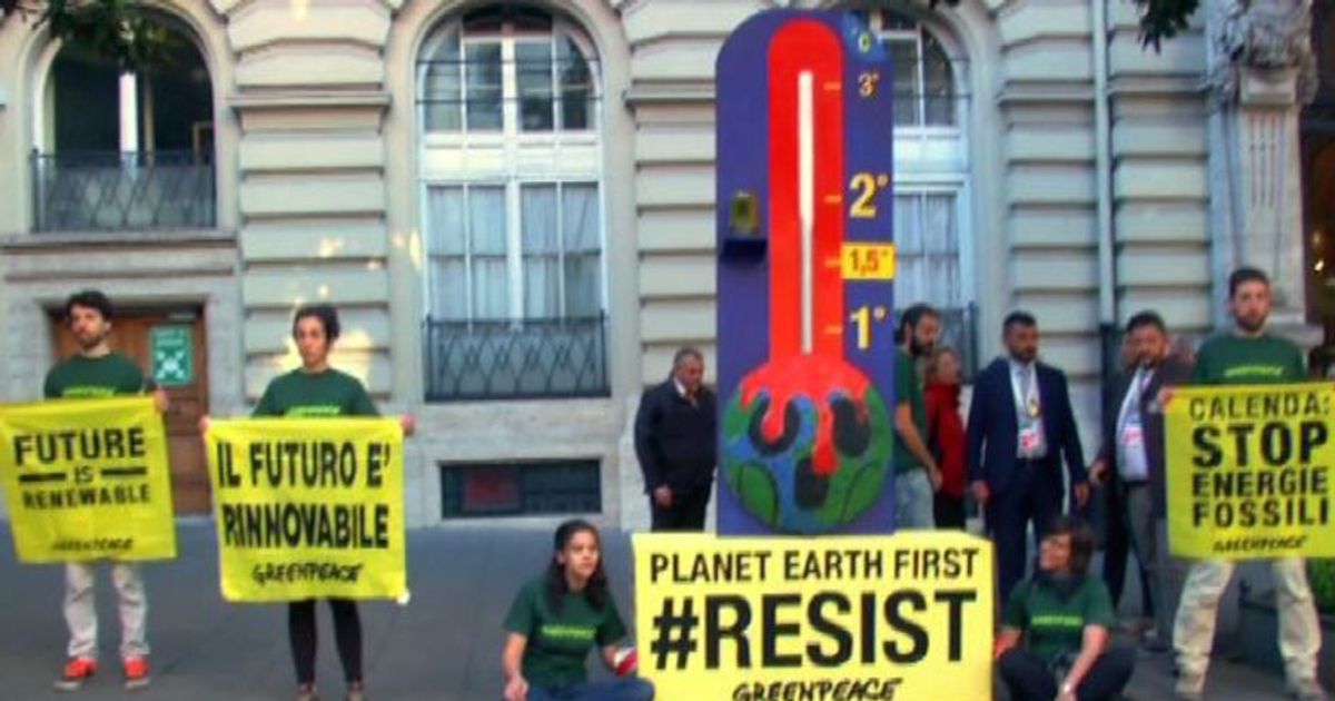Attivisti Greenpeace consegnano gigantesco termometro a Calenda