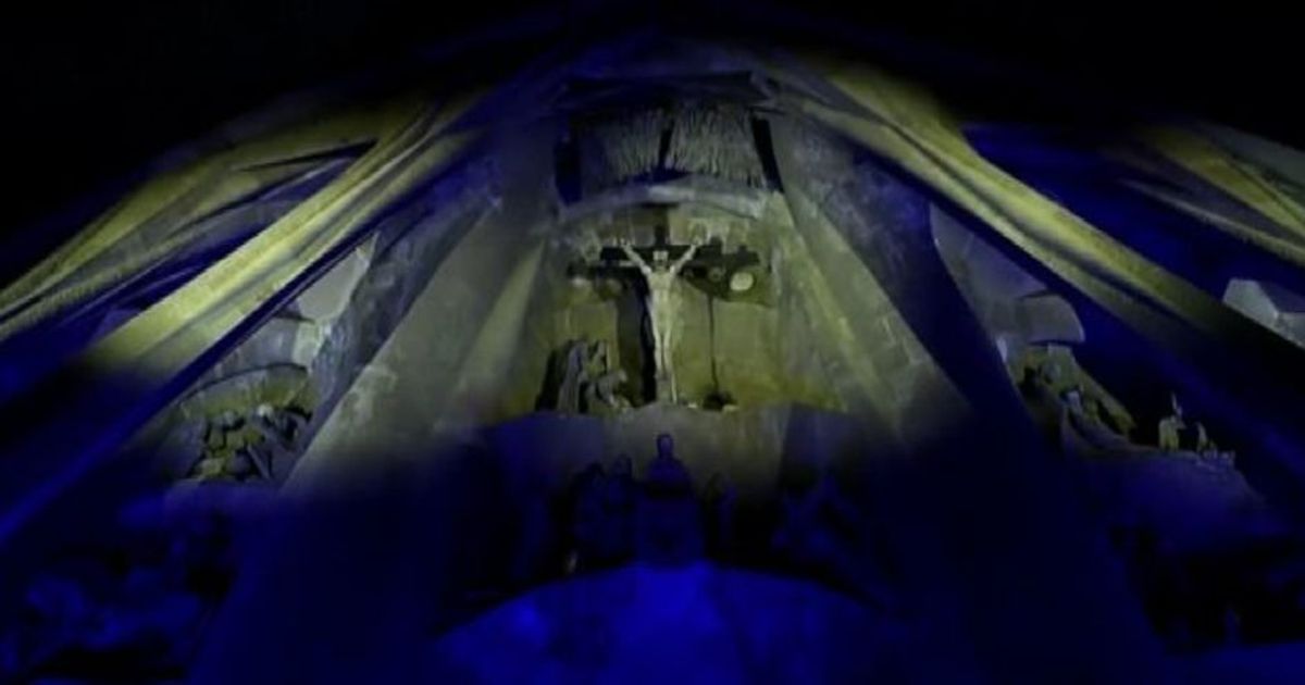 Barcellona, la Sagrada Familia si illumina per la Settimana santa