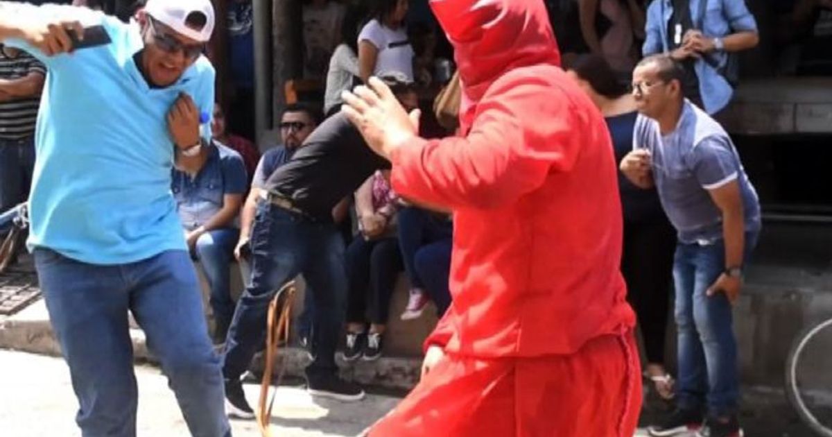 El Salvador: diavoli rossi in cerca di peccatori da frustare