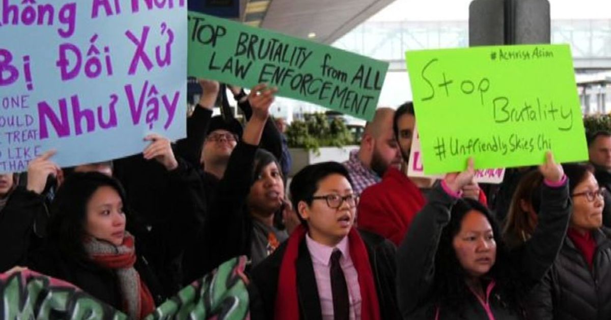 United si scusa per il passeggero prelevato di peso dal volo