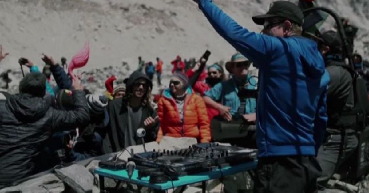 DJ set sull’Everest per 100 alpinisti, la festa a quota più alta