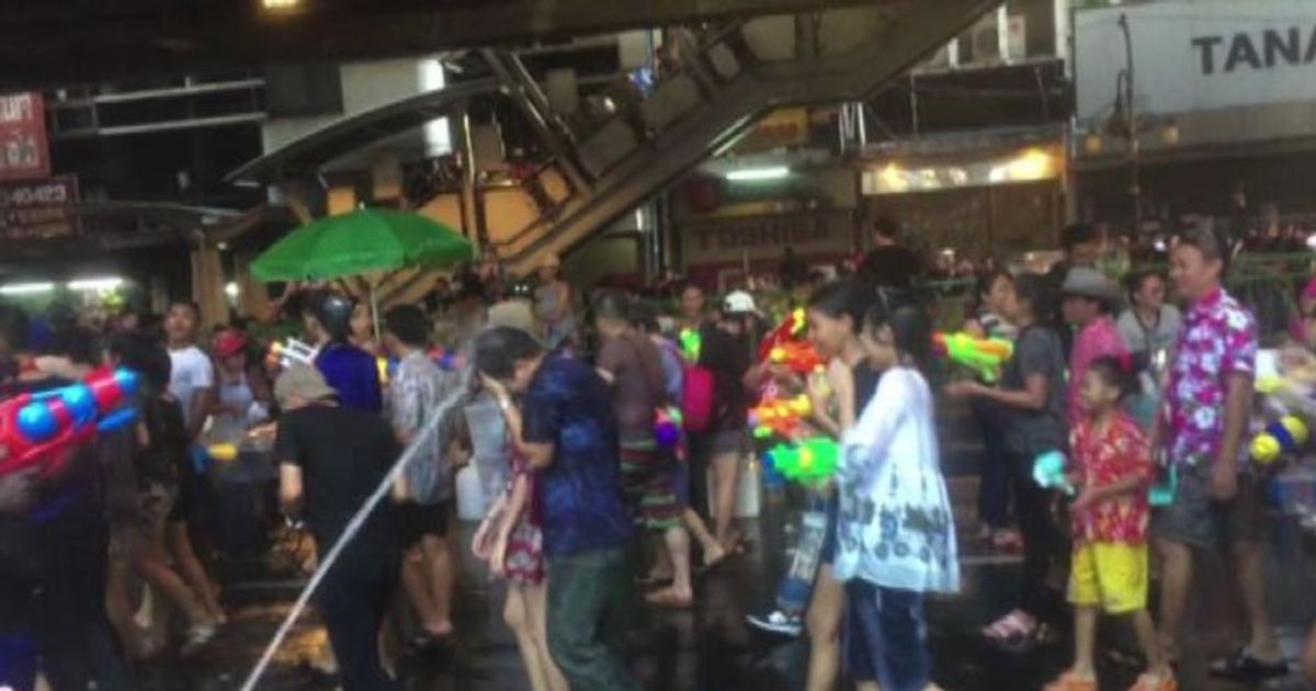 Secchiate d’acqua per Songkran, il capodanno thailandese