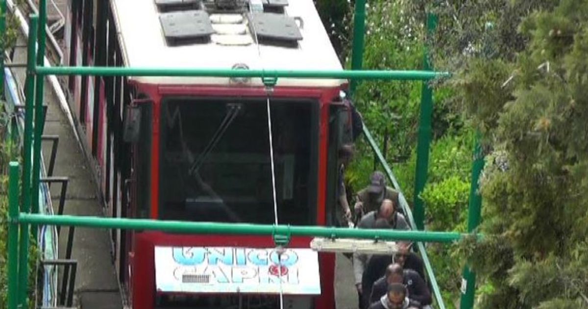 Capri guasto alla funicolare nel venerd santo turisti a piedi