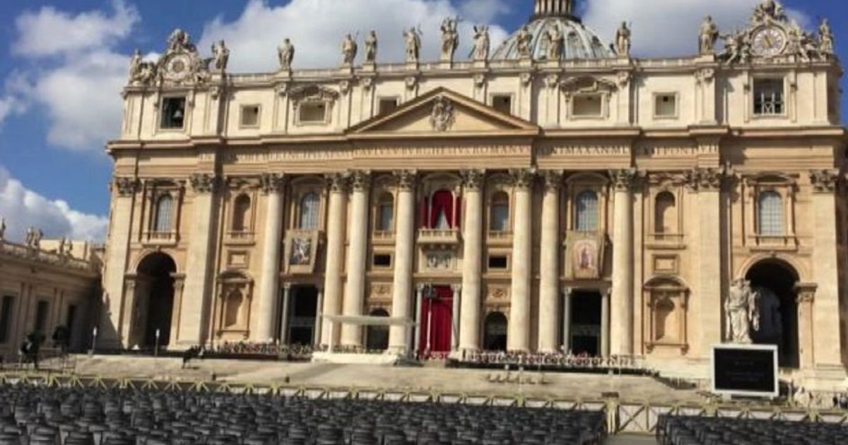 Riti di Pasqua, tutto pronto a San Pietro e turisti in fila