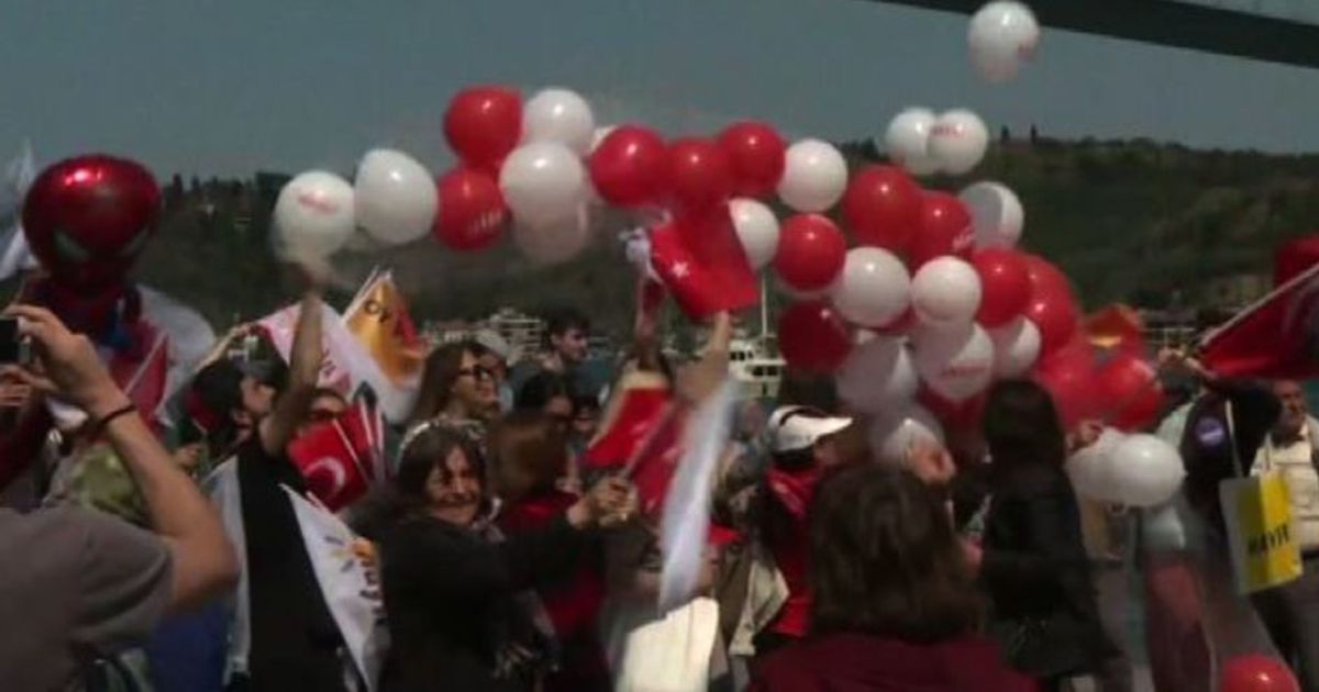 Referendum Turchia, alla vigilia in cielo i palloncini per il no