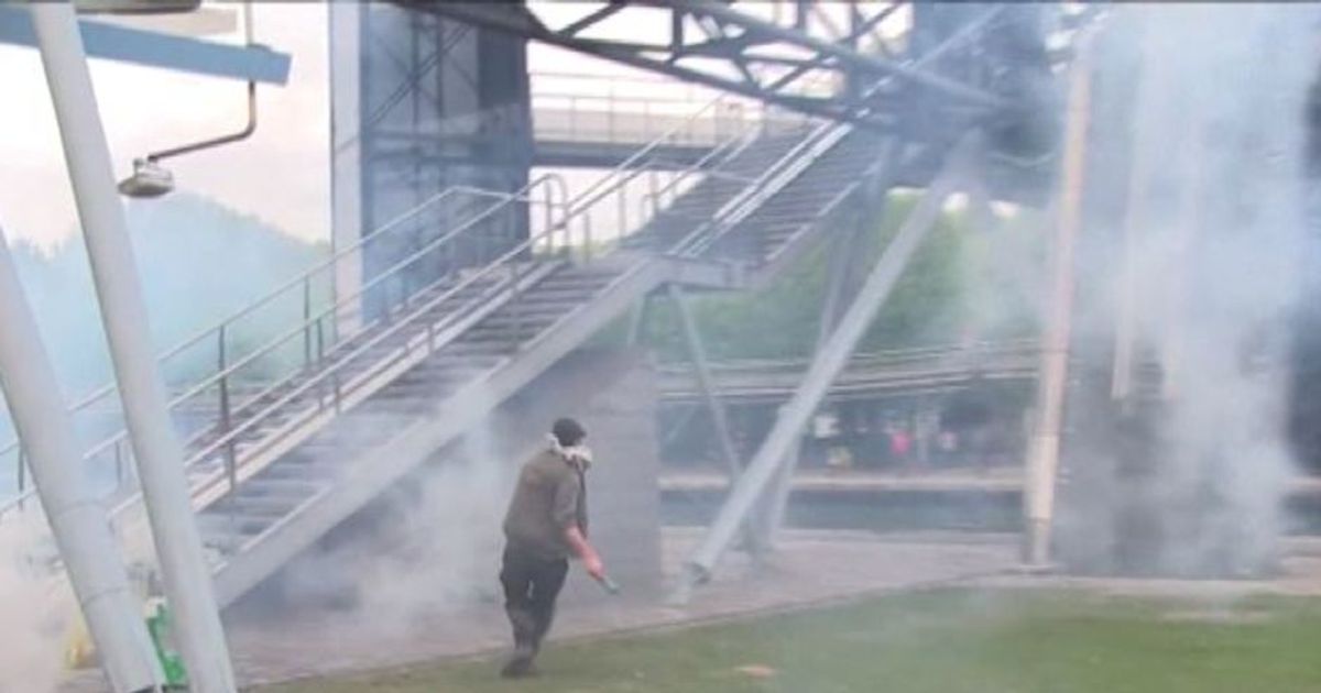 Scontri a comizio Le Pen, attivista irrompe sul palco in topless