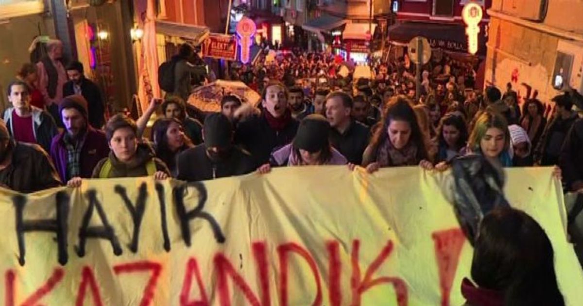 Turchia, migliaia in piazza dopo la vittoria del sì al referendum