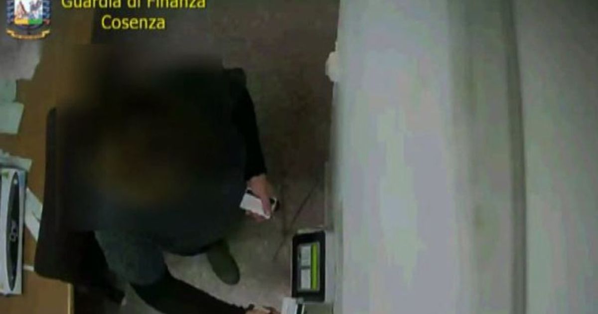 Ancora “furbetti del cartellino”: 20 indagati a Cosenza
