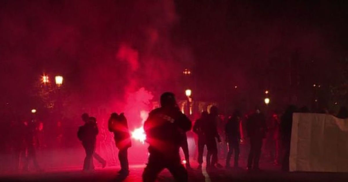 A Parigi scontri fra antifascisti e polizia dopo il voto