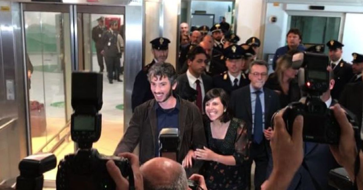 Applausi e abbracci, l’arrivo di Gabriele Del Grande in Italia