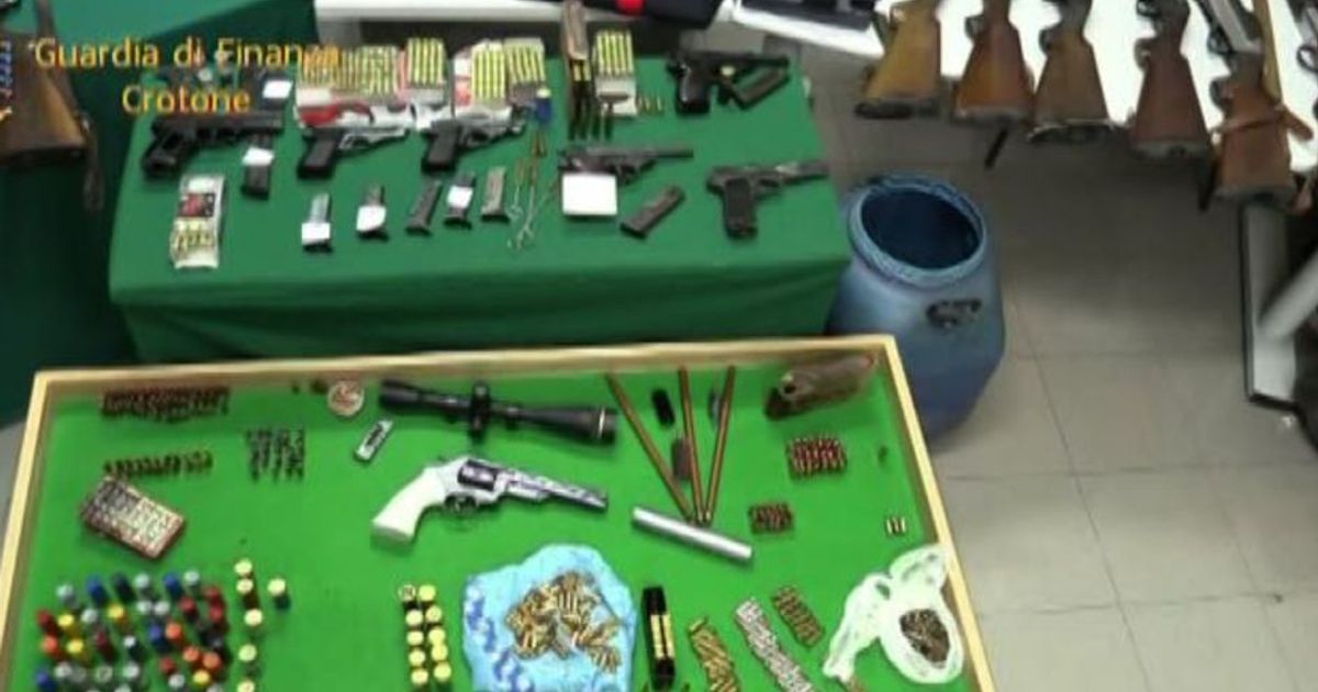 ‘Ndrangheta, scoperto arsenale nascosto nelle campagne di Crotone