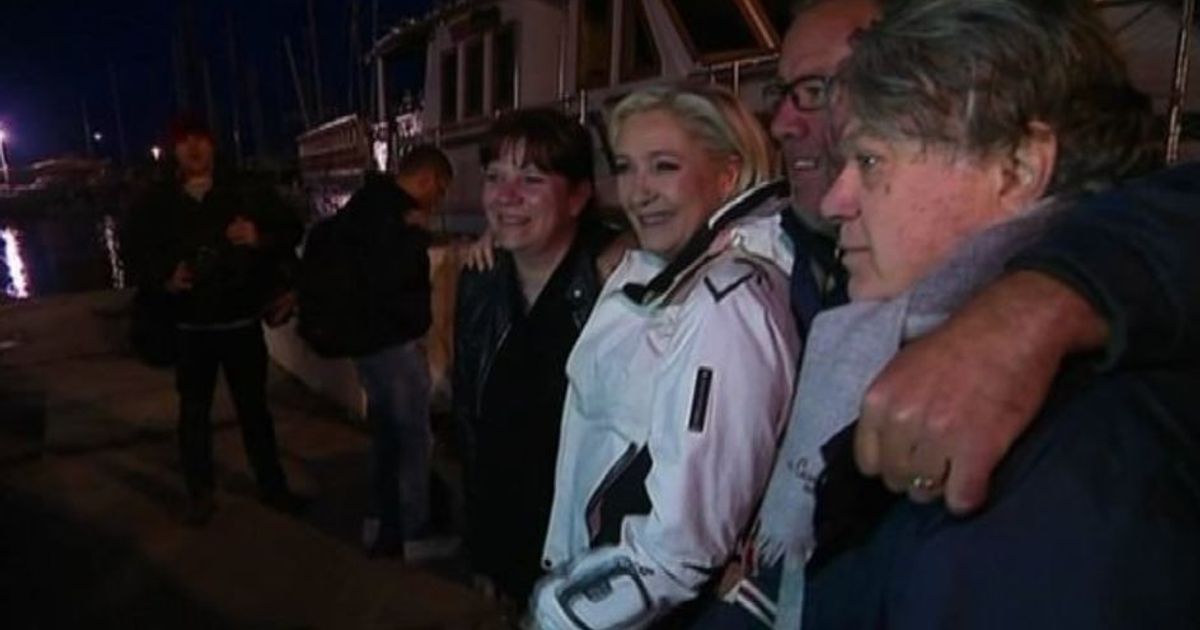 Marine Le Pen su un peschereccio a Graud-du-Roi, nel Gard