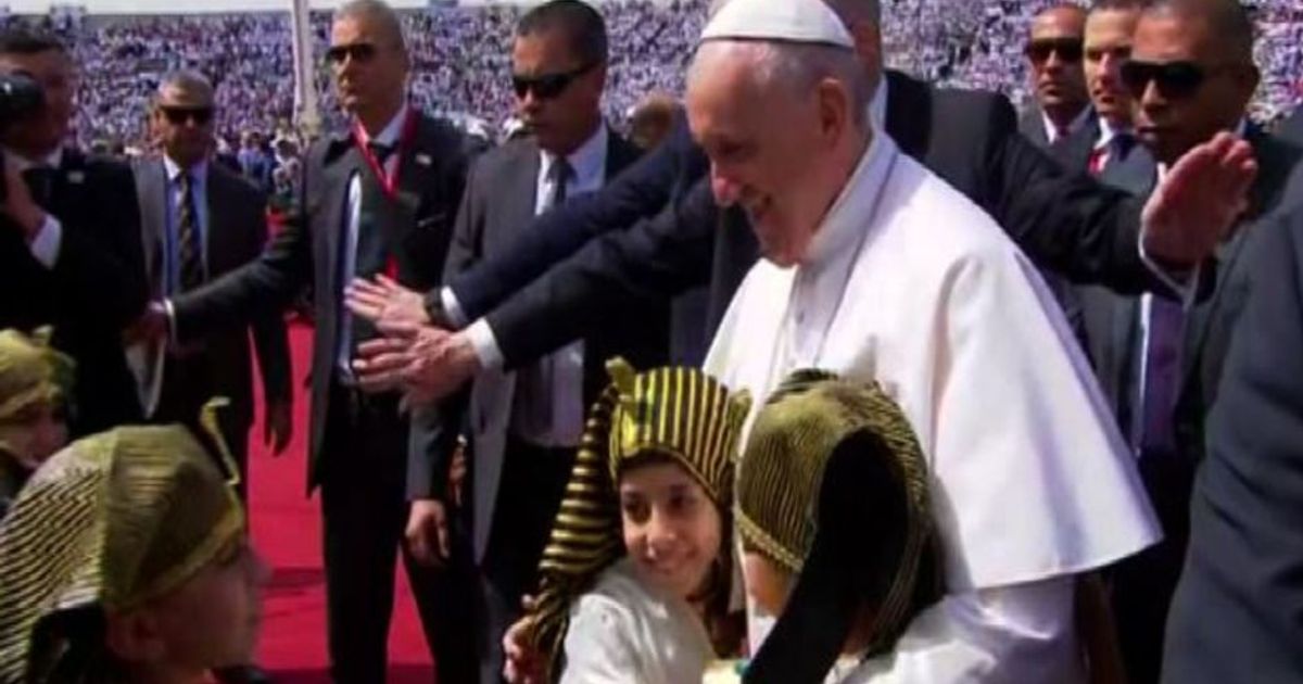 Il Papa in Egitto, l’abbraccio coi piccoli faraoni