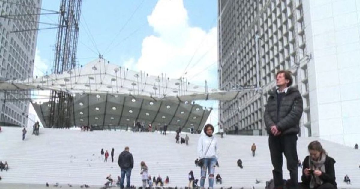 Francia, la performance dell’artista: “abbaia” contro Le Pen