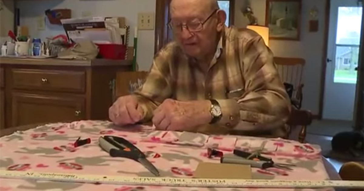 Clayton Shelbourne, 88 anni, realizza a mano coperte per i meno fortunati