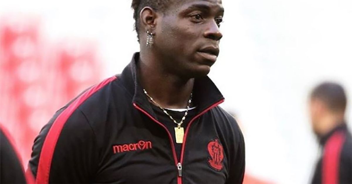 Mario Balotelli: esulta in scivolata sotto il metal detector