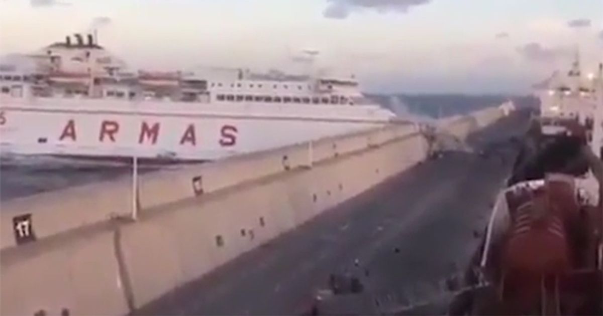 Traghetto in collisione con il molo del porto di Las Palmas