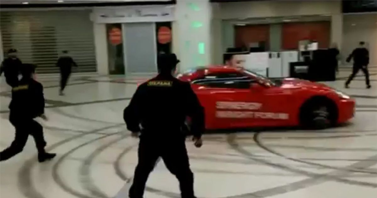 L’ex sindaco di Arcangelo in Russia derapa su una Ferrari in un centro commerciale