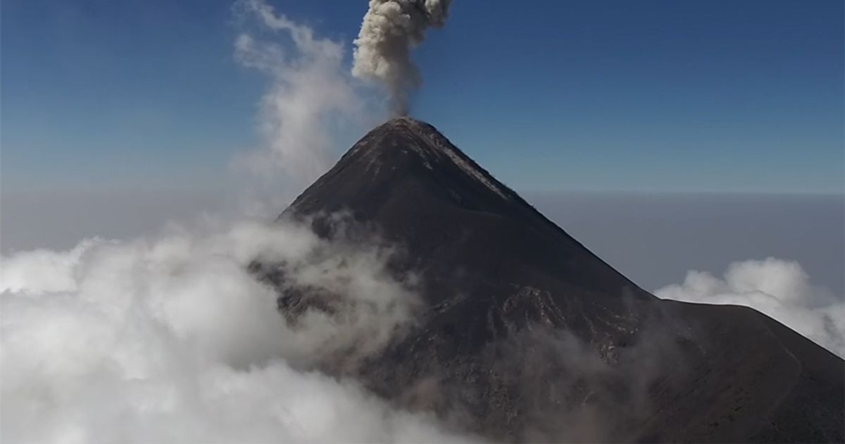 Un drone riprende la violenta eruzione del Volcan de Fuego