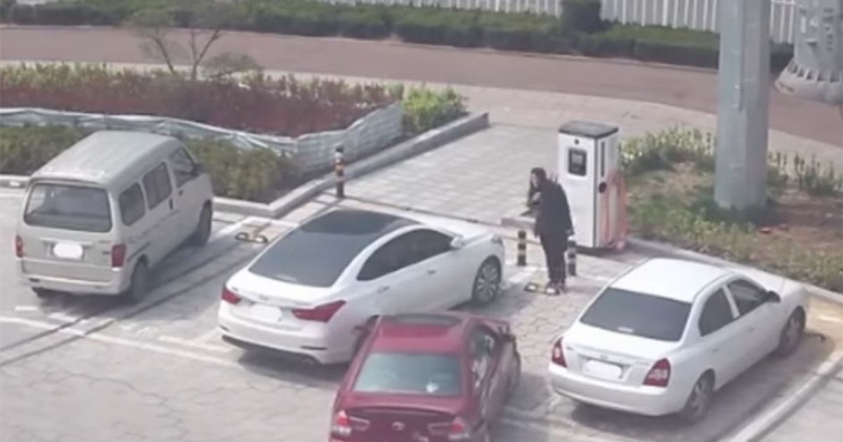 Un parcheggio impossibile per due donne cinesi. Davvero è così difficile?