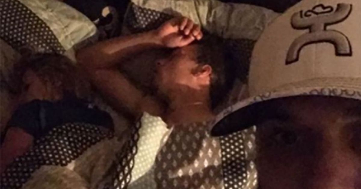 Nel suo letto con sua moglie trova un uomo. Scatta un selfie e il web lo sostiene