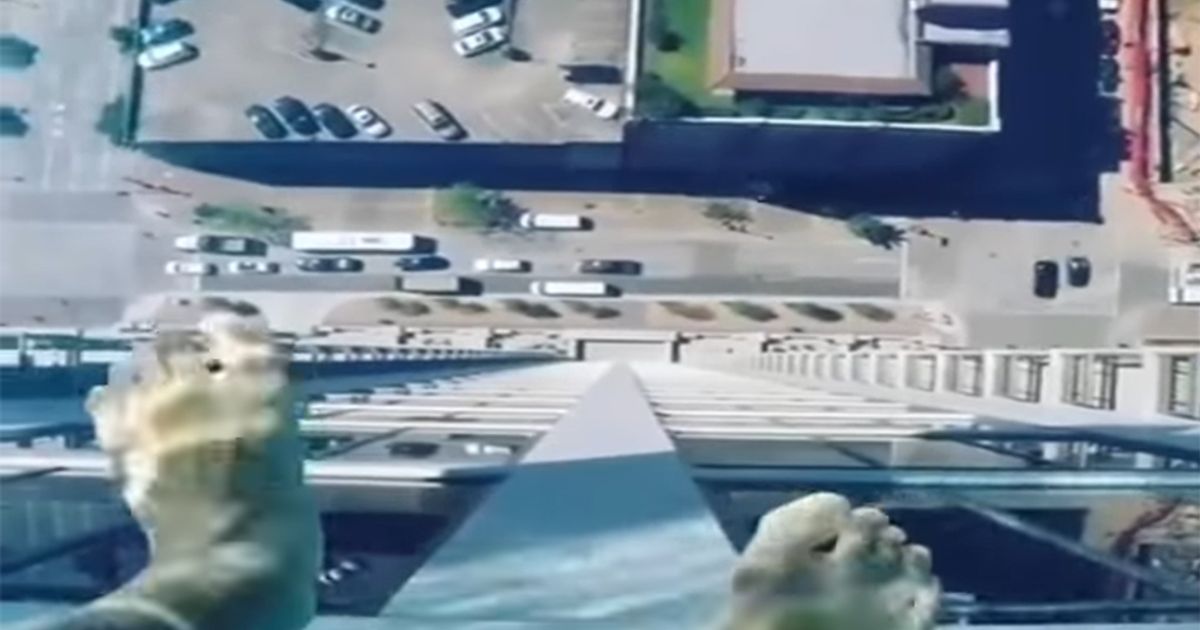 Tuffo al cardiopalma dai cieli di Houston nella piscina trasparente