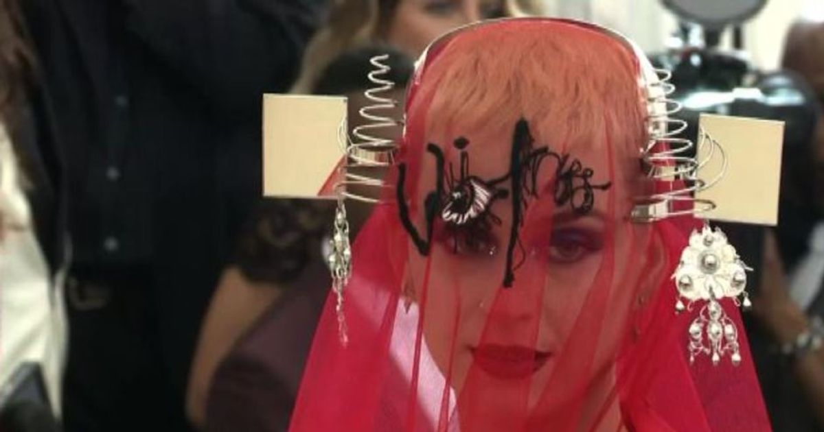 Katy Perry “diavolessa” e Rihanna floreale al Met Gala a New York