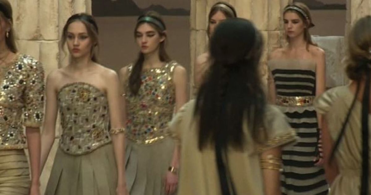 Chanel Cruise 2018: le dee greche sfilano a Parigi