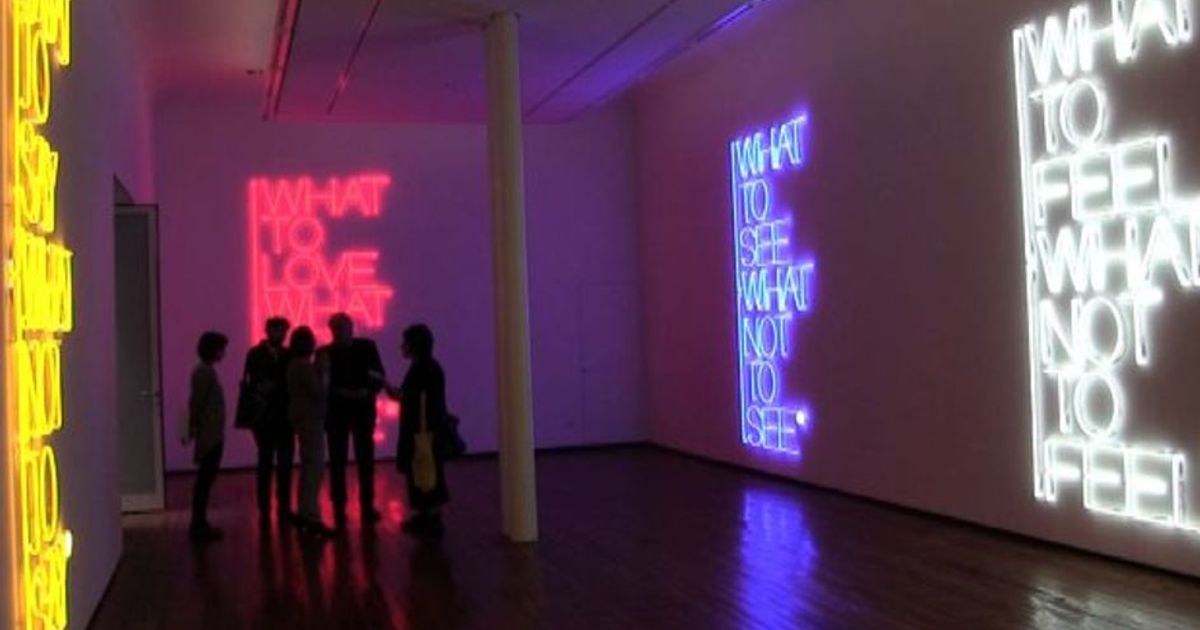 Parole sospese sopra le scelte: i nuovi neon di Maurizio Nannucci