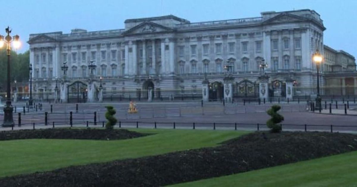 Mistero a Buckingham Palace, riunione urgente dello staff reale