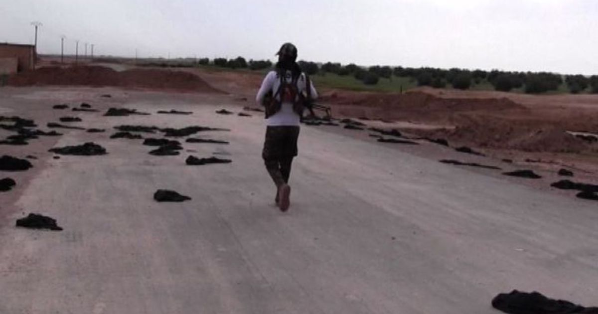 Decine di Niqab abbandonati a terra: è fuga di civili da Raqqa