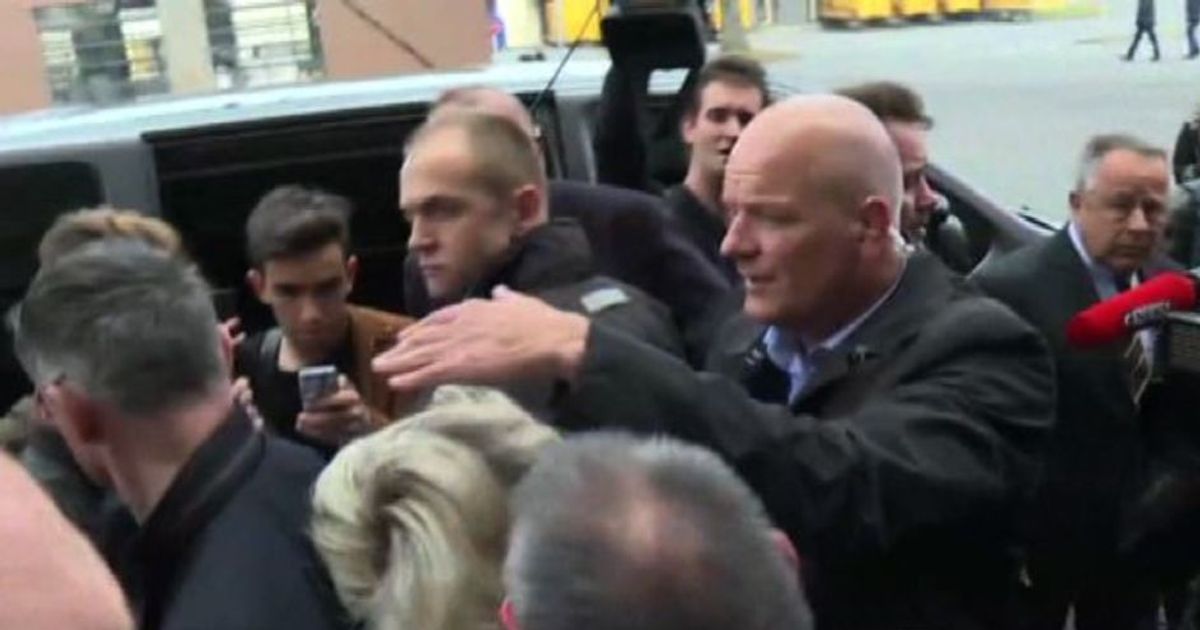 Lancio di uova contro Marine Le Pen durante la visita in Bretagna