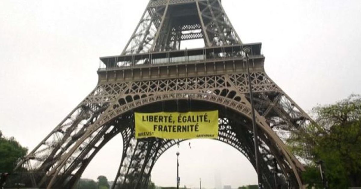 Francia, Greenpeace espone bandiera anti-Fn sulla Torre Eiffel