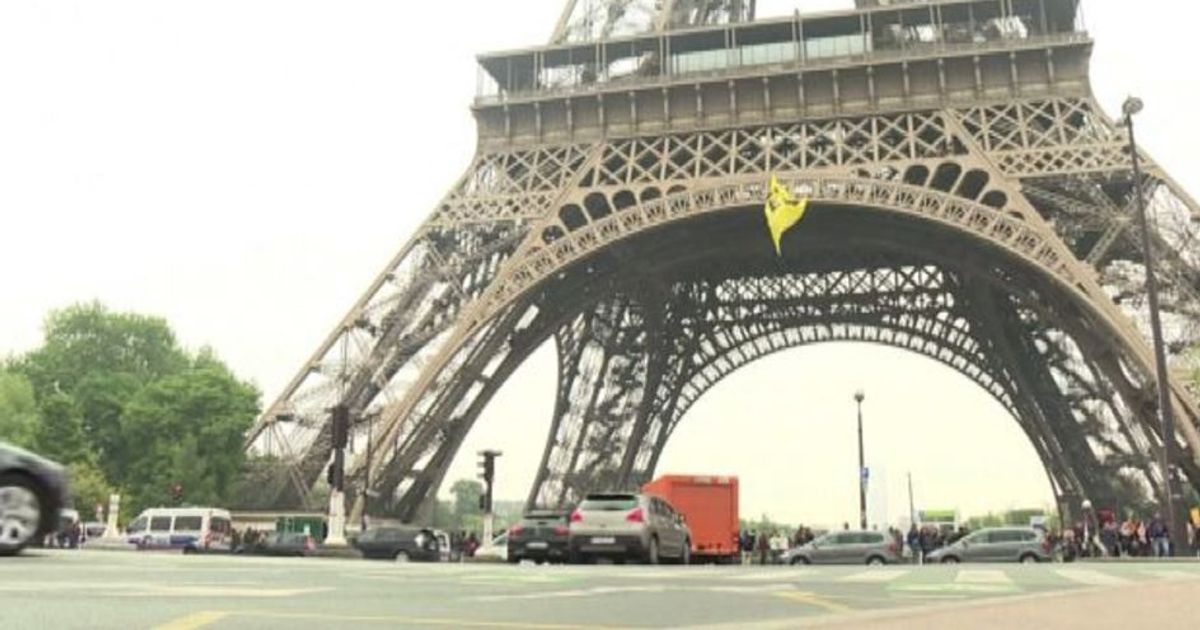 Greenpeace contro Le Pen, striscione anti FN sulla Torre Eiffel
