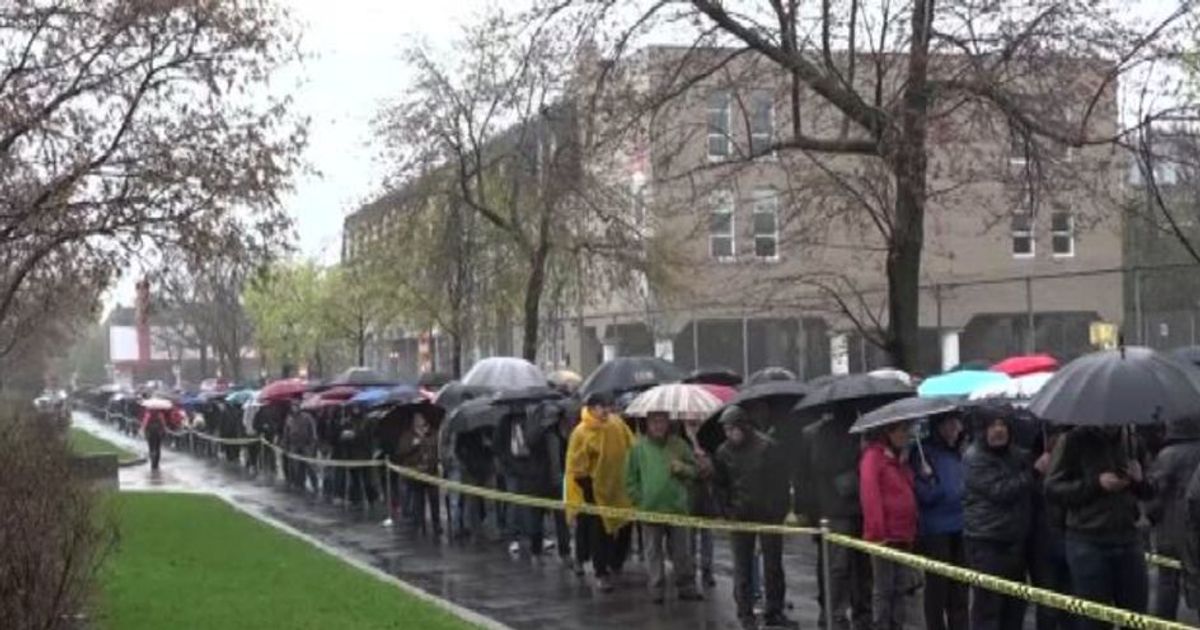 Presidenziali francesi, voto sotto la pioggia in Quebec