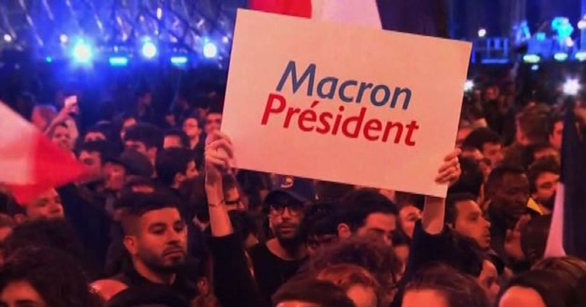 Francia, musica e tricolori per Macron alla spianata del Louvre