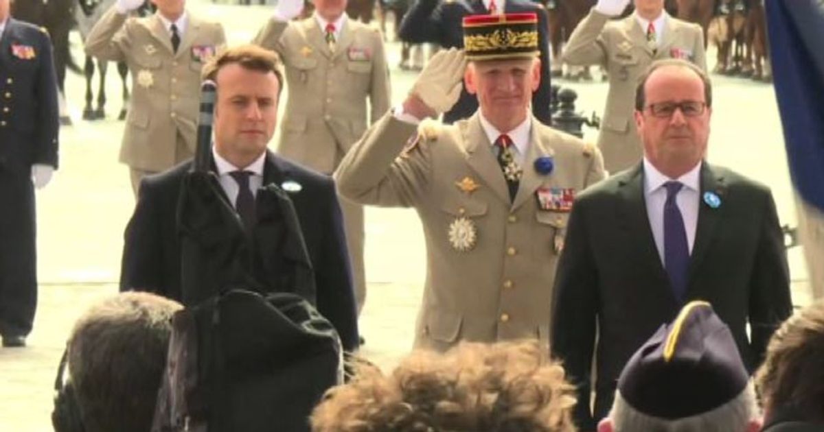 Prima uscita ufficiale di Macron con Hollande all’Arco di Trionfo